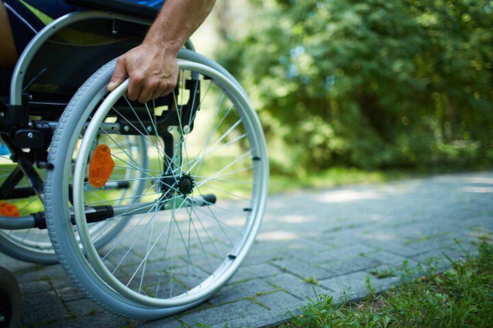 Rollstuhlfahrer auf Gehweg