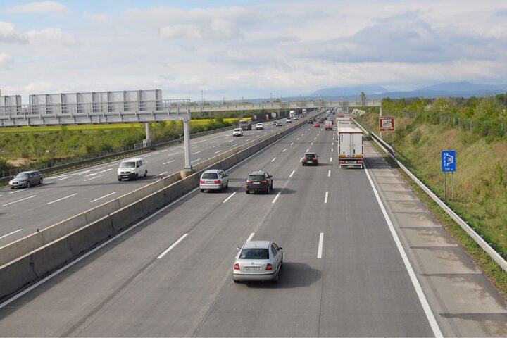 Krankentransport unterwegs auf der Autobahn