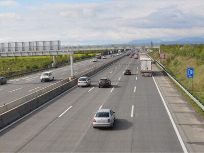 Krankentransport unterwegs auf der Autobahn